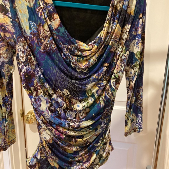 Floral print, side-gathered, body-con, stretchy top.  Size 6 - Picture 1 of 6